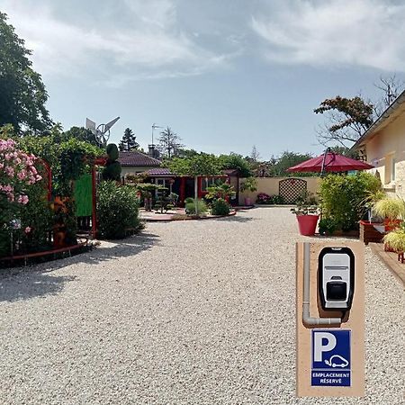 Une Pause Quelque Part Avec Recharge Pour Voiture Electrique Saint-Medard-de-Guizieres ภายนอก รูปภาพ