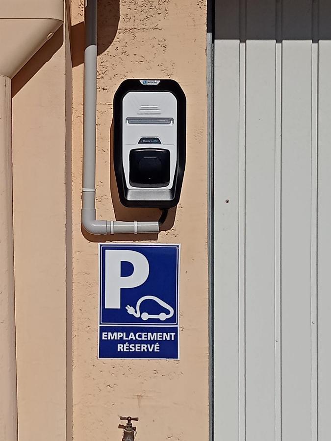 Une Pause Quelque Part Avec Recharge Pour Voiture Electrique Saint-Medard-de-Guizieres ภายนอก รูปภาพ