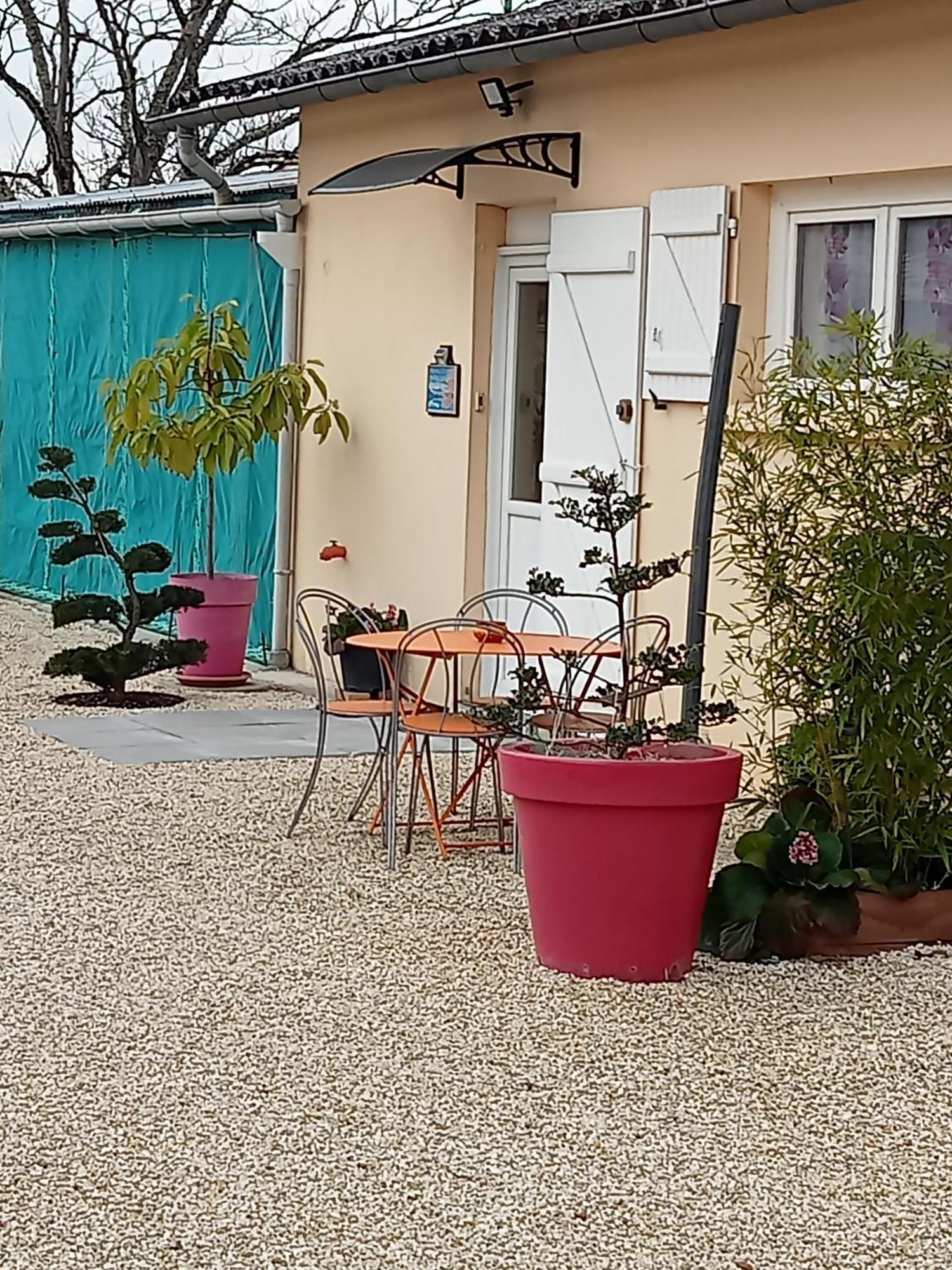Une Pause Quelque Part Avec Recharge Pour Voiture Electrique Saint-Medard-de-Guizieres ภายนอก รูปภาพ