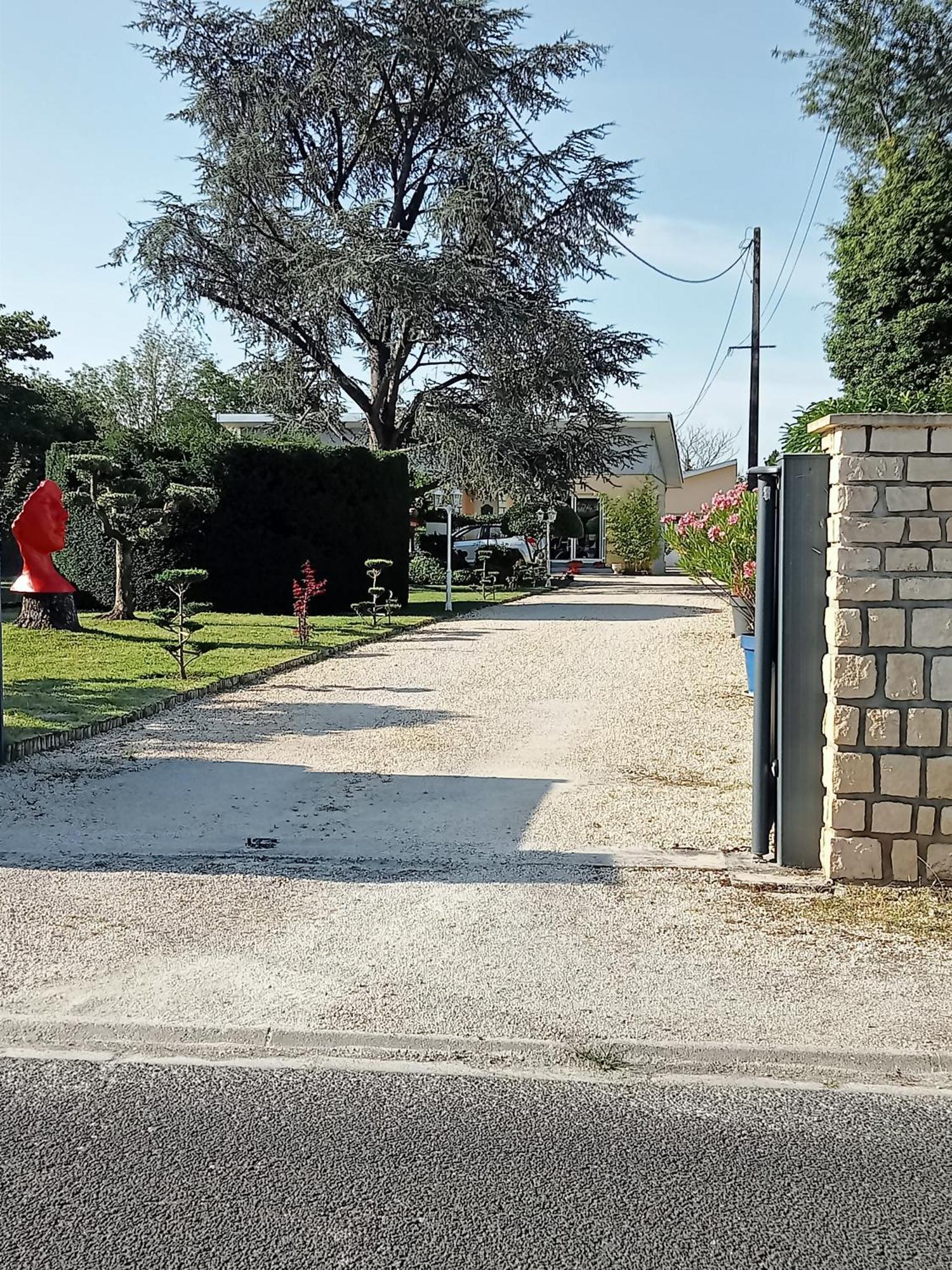 Une Pause Quelque Part Avec Recharge Pour Voiture Electrique Saint-Medard-de-Guizieres ภายนอก รูปภาพ