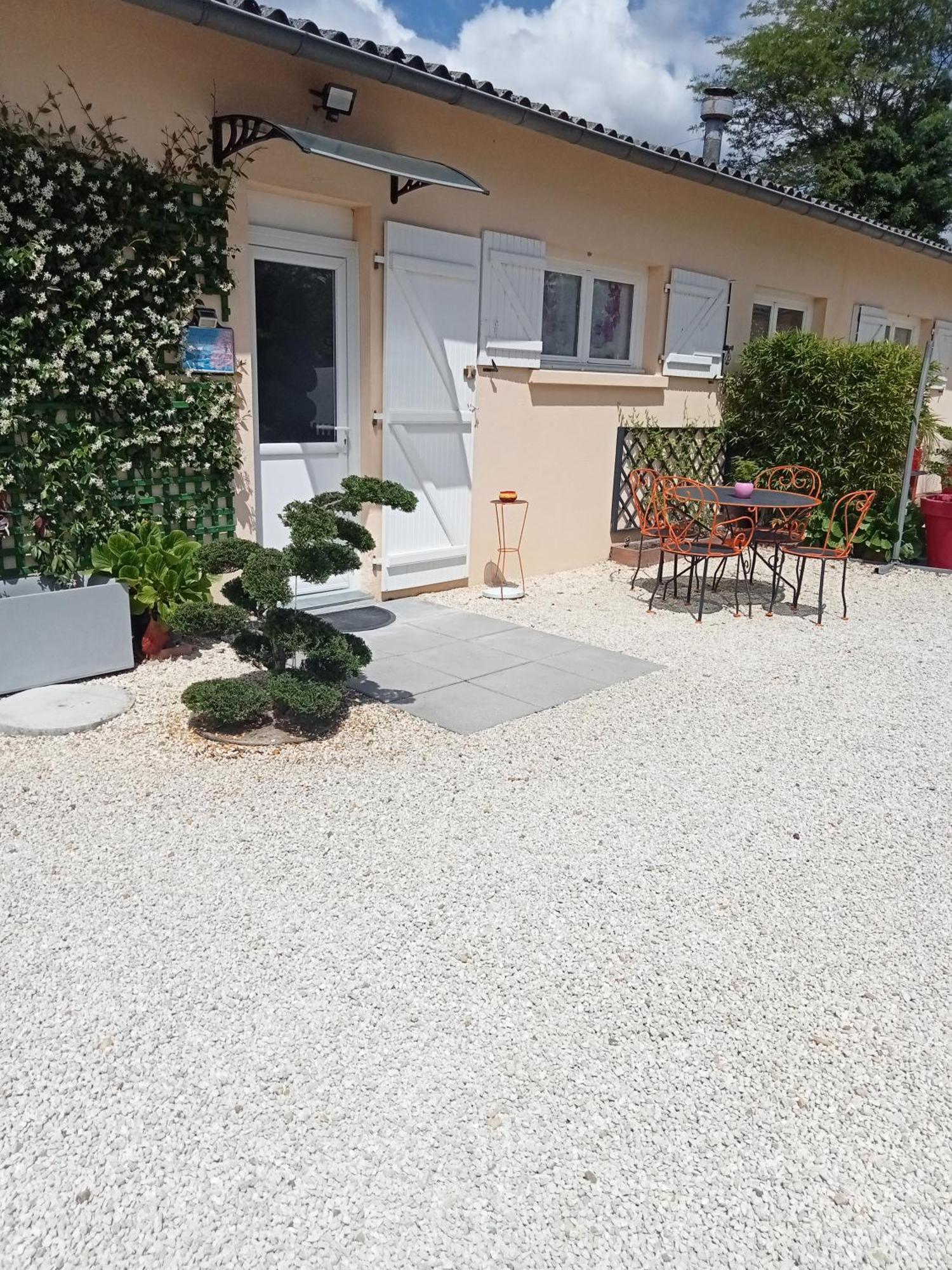 Une Pause Quelque Part Avec Recharge Pour Voiture Electrique Saint-Medard-de-Guizieres ภายนอก รูปภาพ