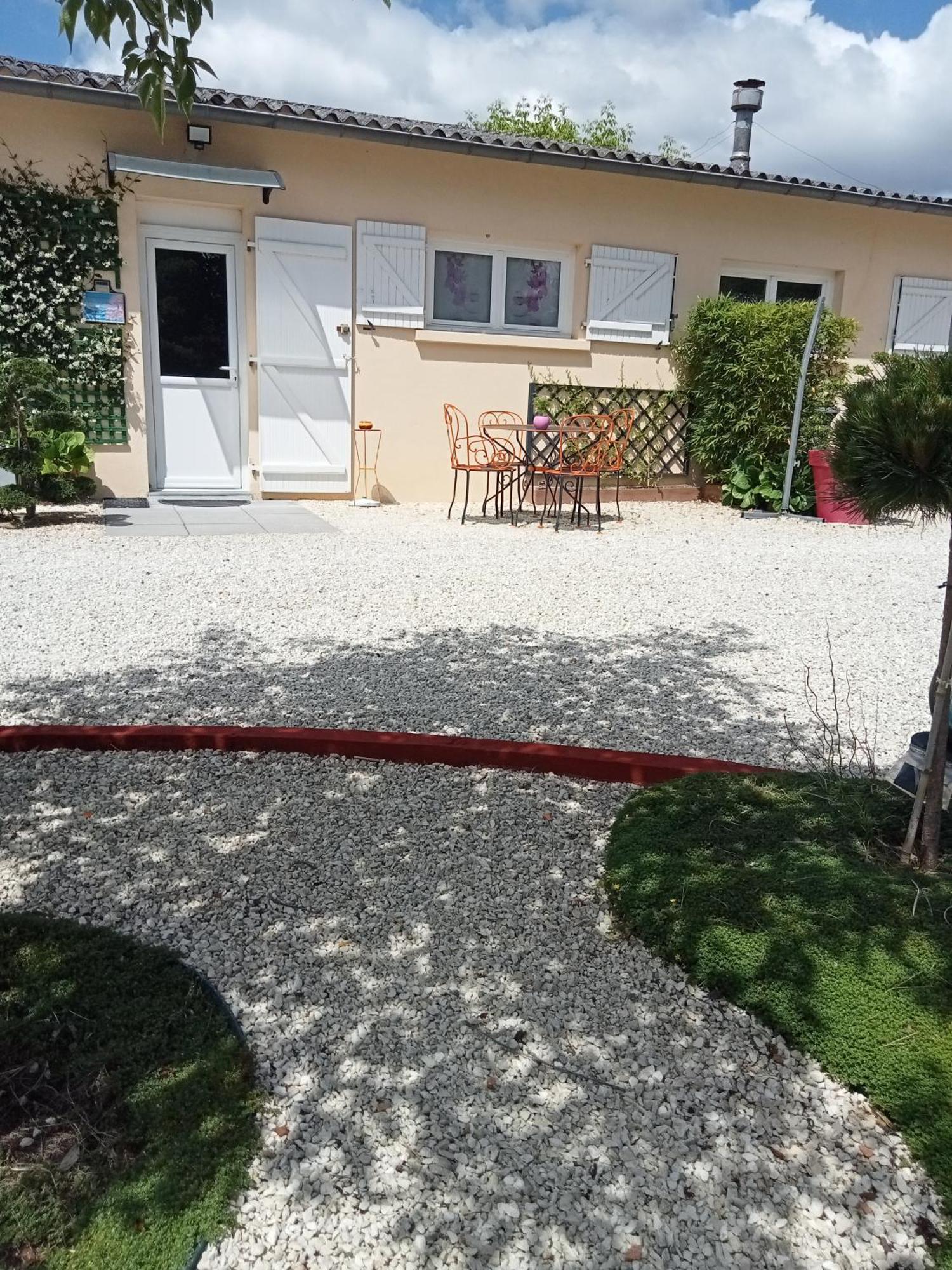 Une Pause Quelque Part Avec Recharge Pour Voiture Electrique Saint-Medard-de-Guizieres ภายนอก รูปภาพ