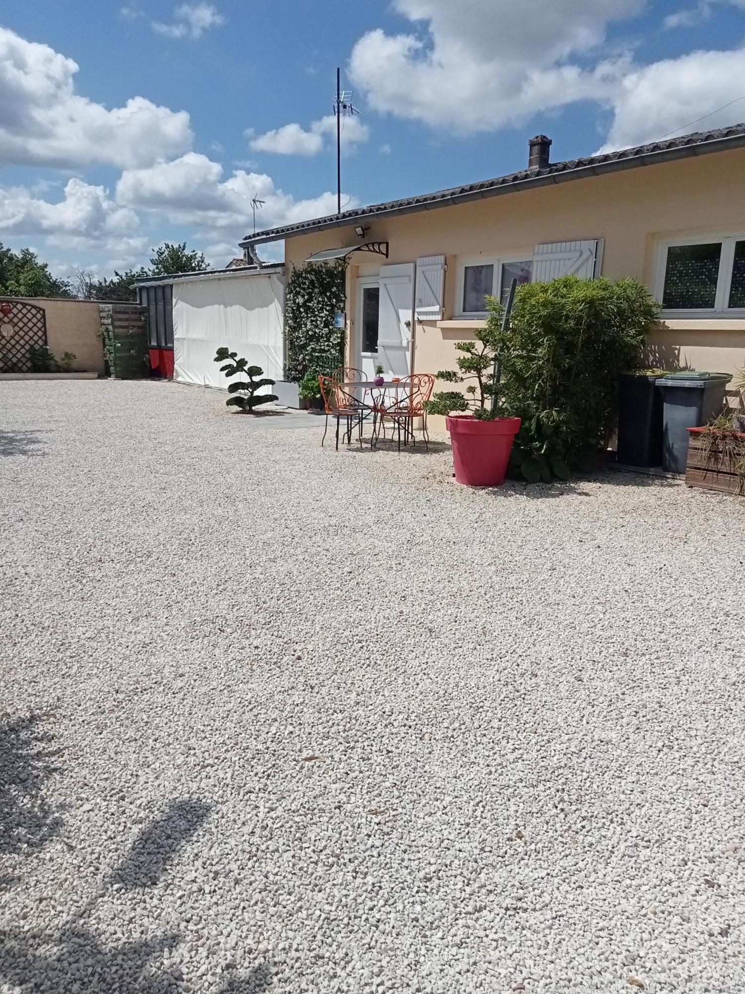 Une Pause Quelque Part Avec Recharge Pour Voiture Electrique Saint-Medard-de-Guizieres ภายนอก รูปภาพ